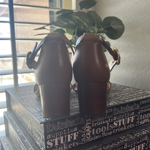 Micheal Kors sandals in the color luggage size 6 - Picture 2 of 6